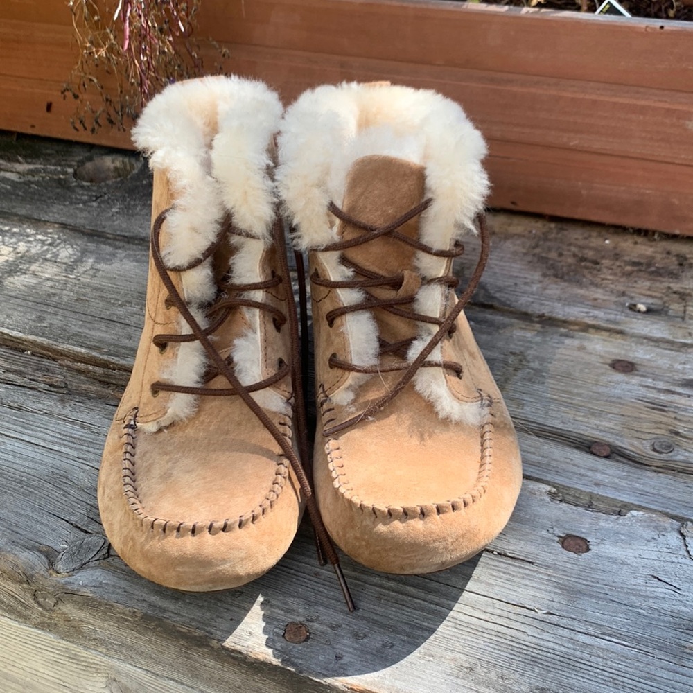 UGG CHICKAREE CHESTNUT size 7 New